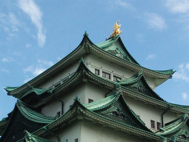 名古屋城の天守。屋根のいちばん上に金のしゃちほこ
