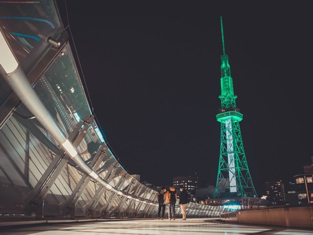 夜の栄。ライトアップされた中部電力ミライタワー